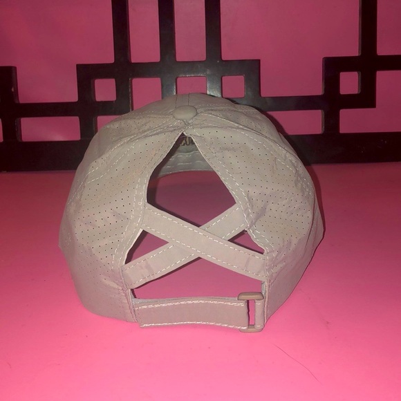 Boss Bishh’s high ponytail adjustable hats come in black white and grey! - Picture 5 of 9